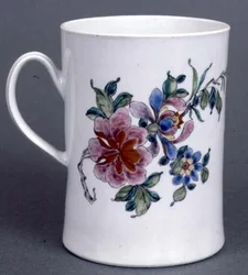 Worcester bierpul van cilindrische vorm versierd met een tak van gestileerde pruimenbloesem in famille rose palet, ca. 1750-55